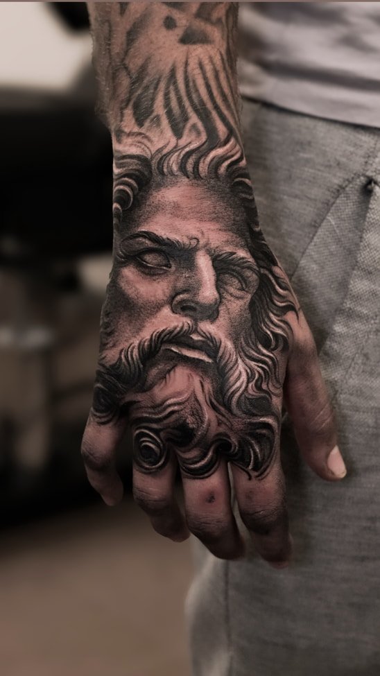 Artista realizando un tatuaje realista